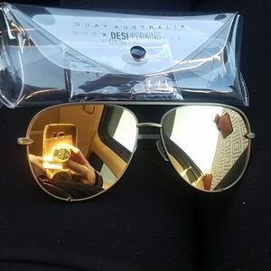 QUAY X DESI SUN GLASSES